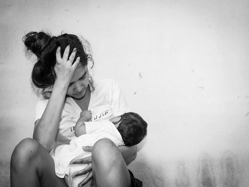Послеродовая депрессия: Причины, симптомы, поддержка молодых матерей