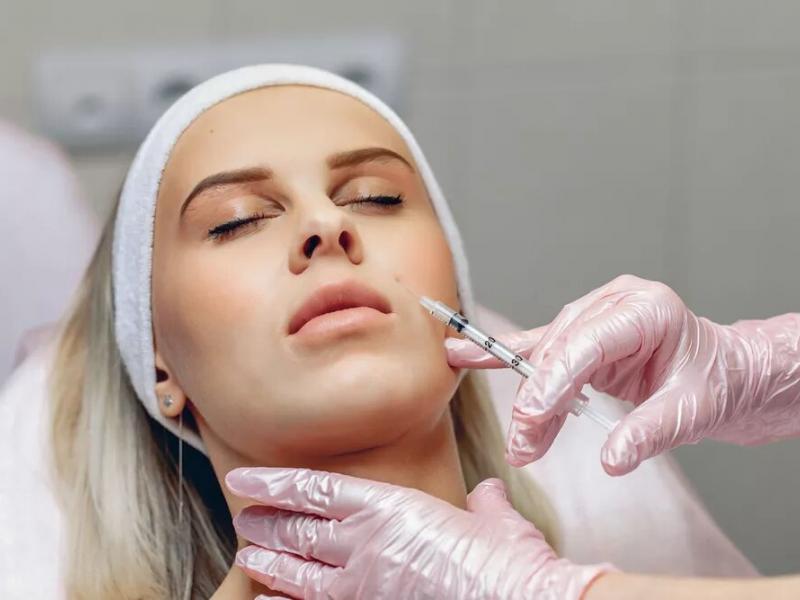 Fillers or facial lipofilling ? Pros and cons of both procedures