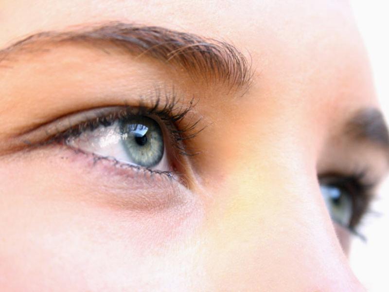 Swollen eyelids: How to have a fresh and rested look ?