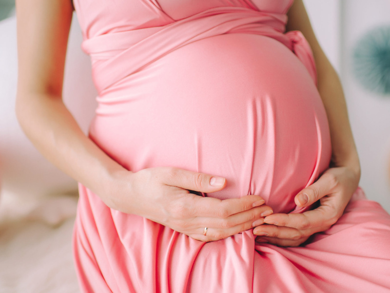 ¿Es posible quedarse embarazada después de una abdominoplastia flor de lis? Riesgos, plazos y precauciones